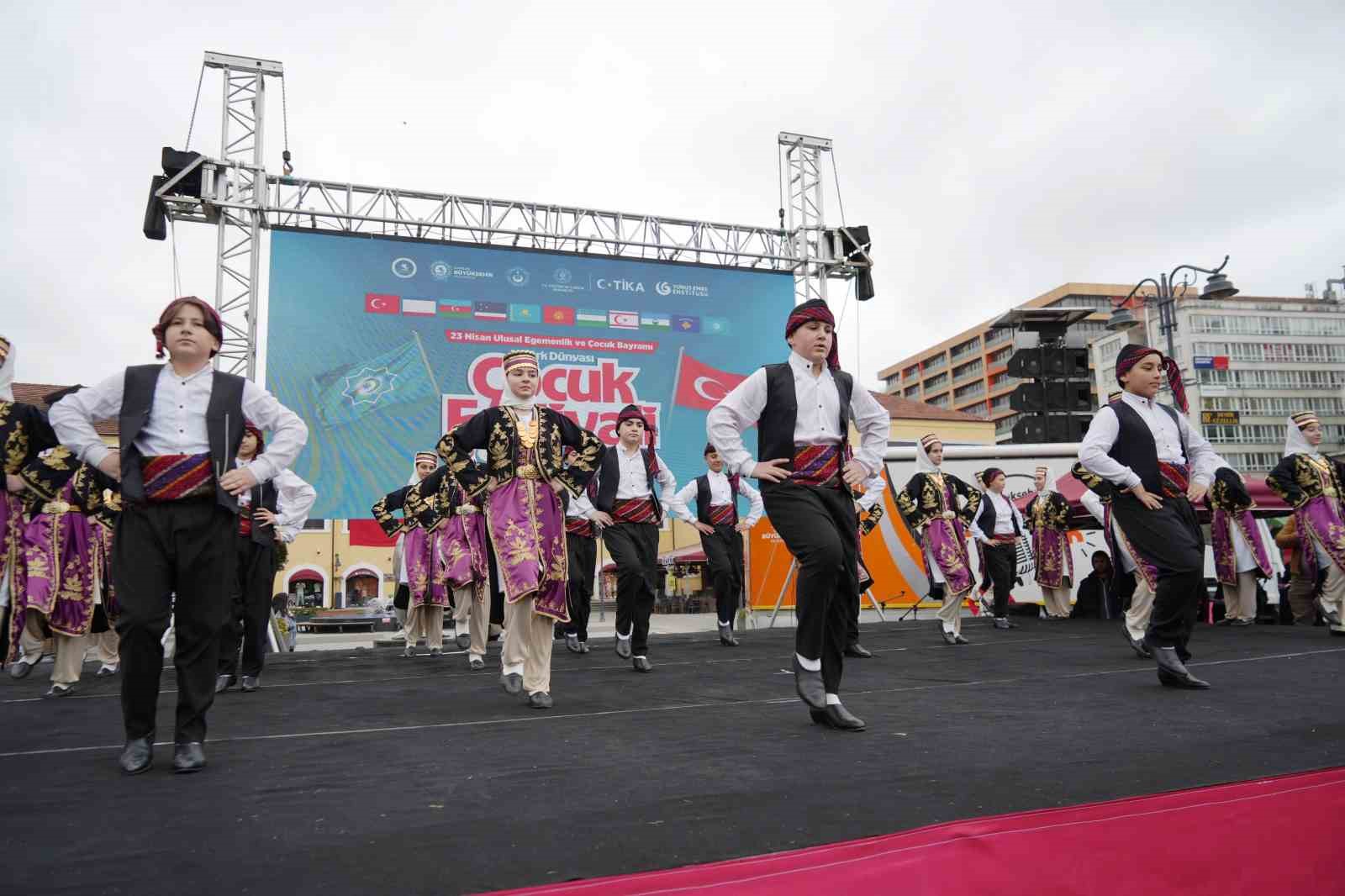 Türk dünyası çocukları, kültürlerini Samsun’da sergiledi
