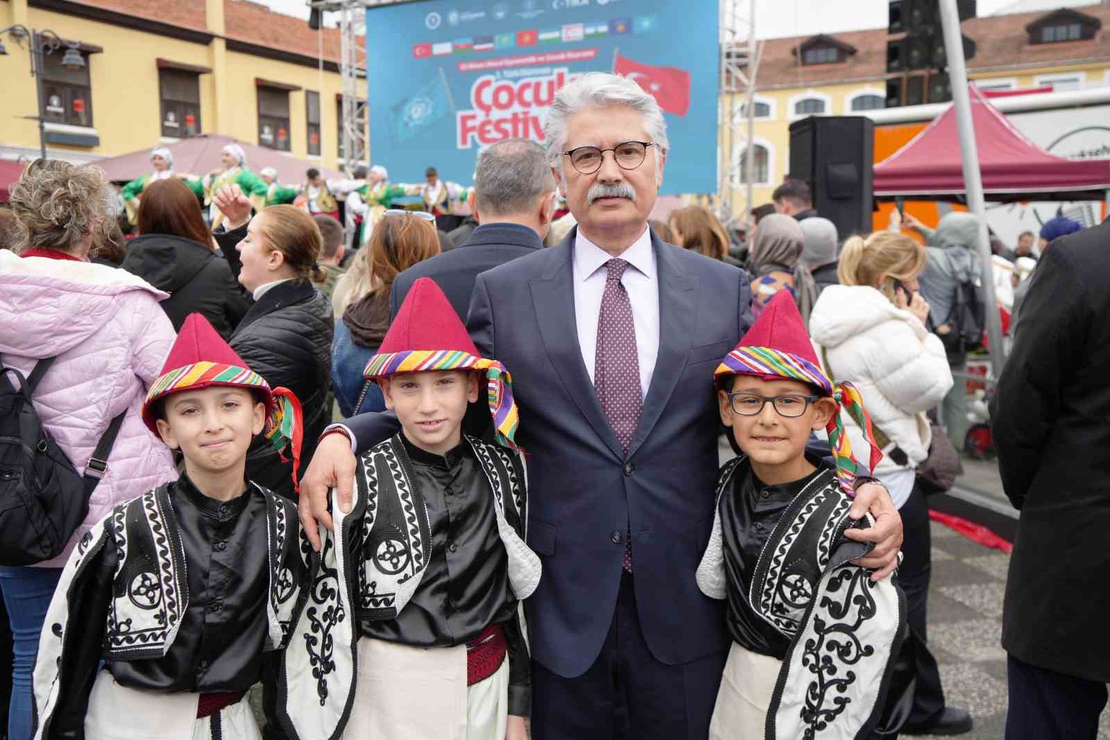 Türk dünyası çocukları, kültürlerini Samsun’da sergiledi

