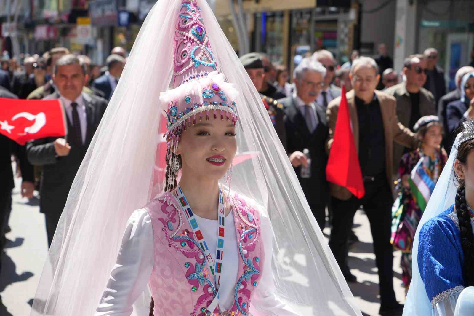 Türk dünyasının çocukları Samsun’u renklendirdi
