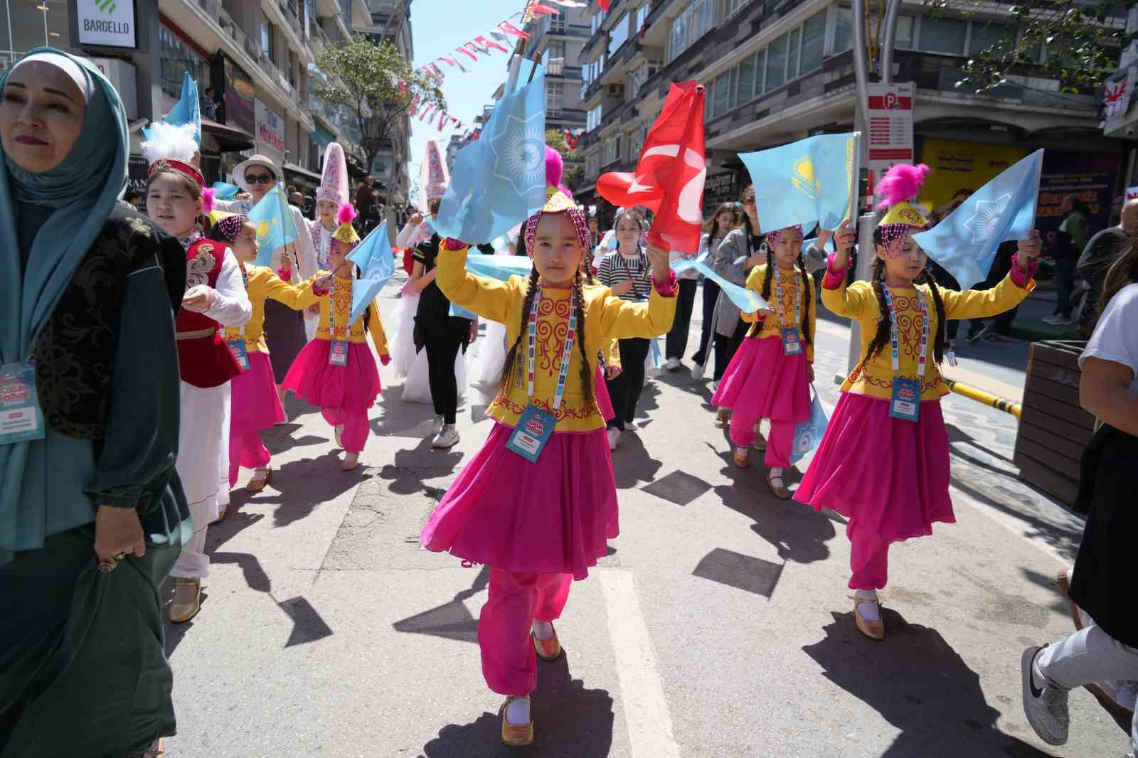 Türk dünyasının çocukları Samsun’u renklendirdi
