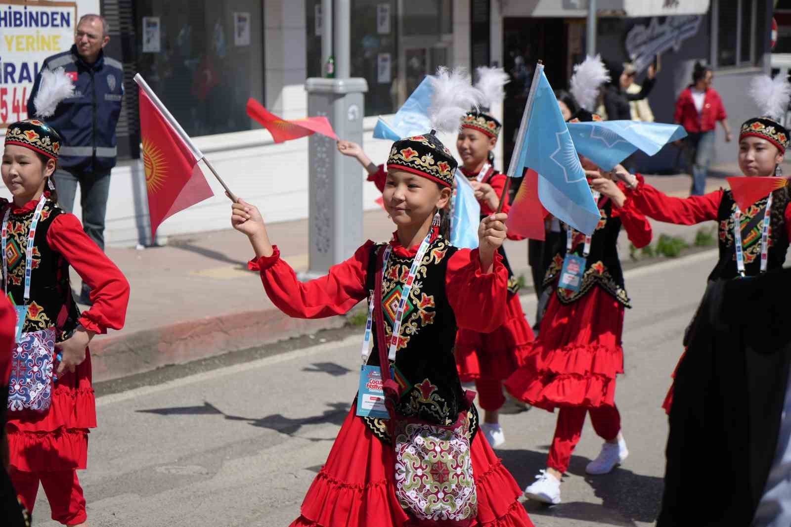 Türk dünyasının çocukları Samsun’u renklendirdi
