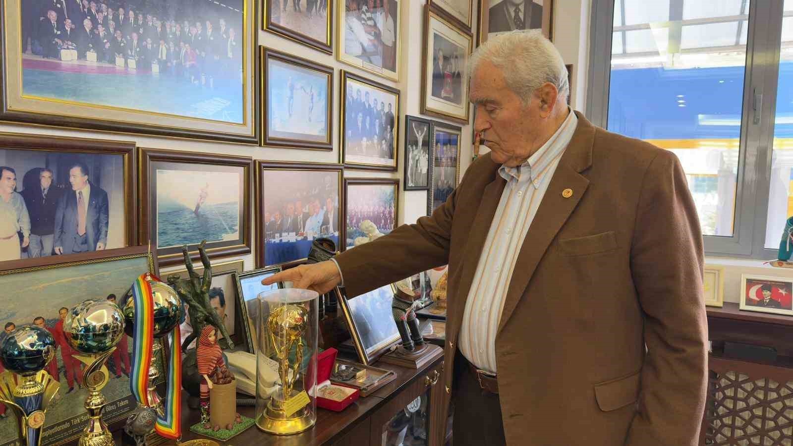 Türk güreşinin önemli ismi Ahmet Ayık’a anlamlı ödül
