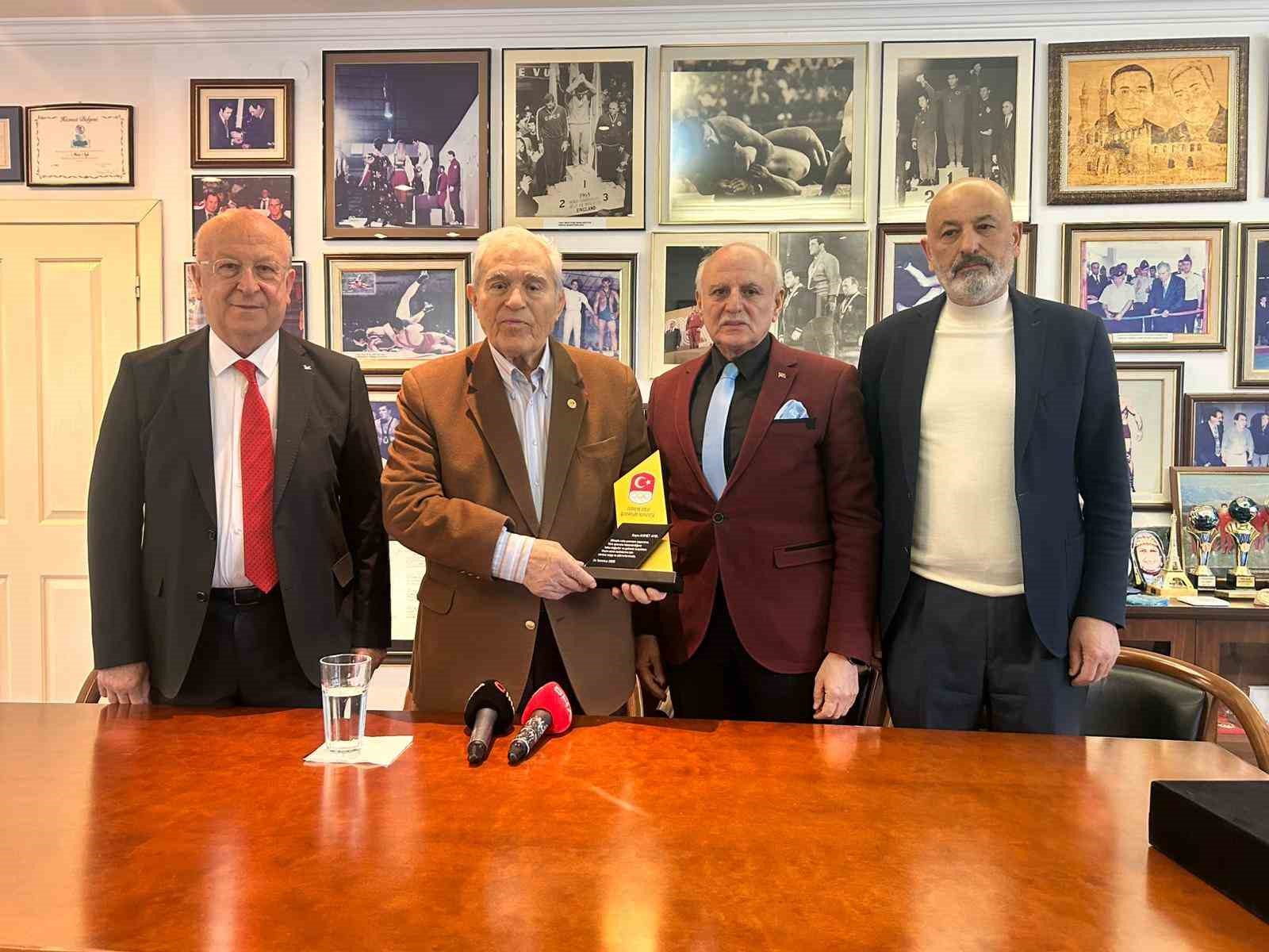 Türk güreşinin önemli ismi Ahmet Ayık’a anlamlı ödül
