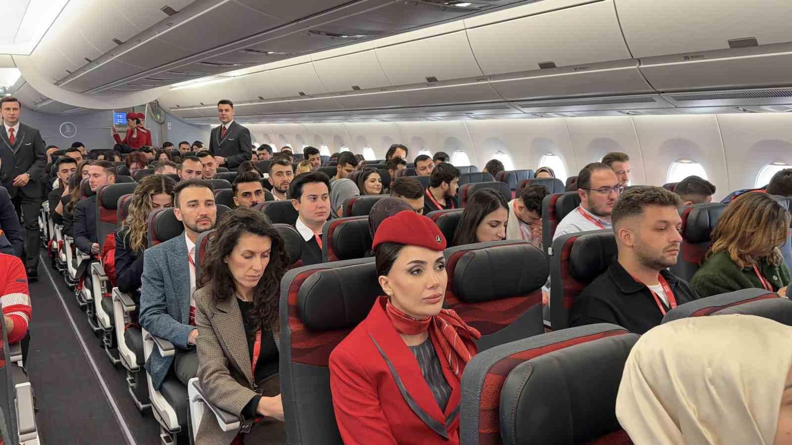 Türk Hava Yolları 100 bin çalışanının fotoğrafıyla giydirdiği 500. uçağını tanıttı
