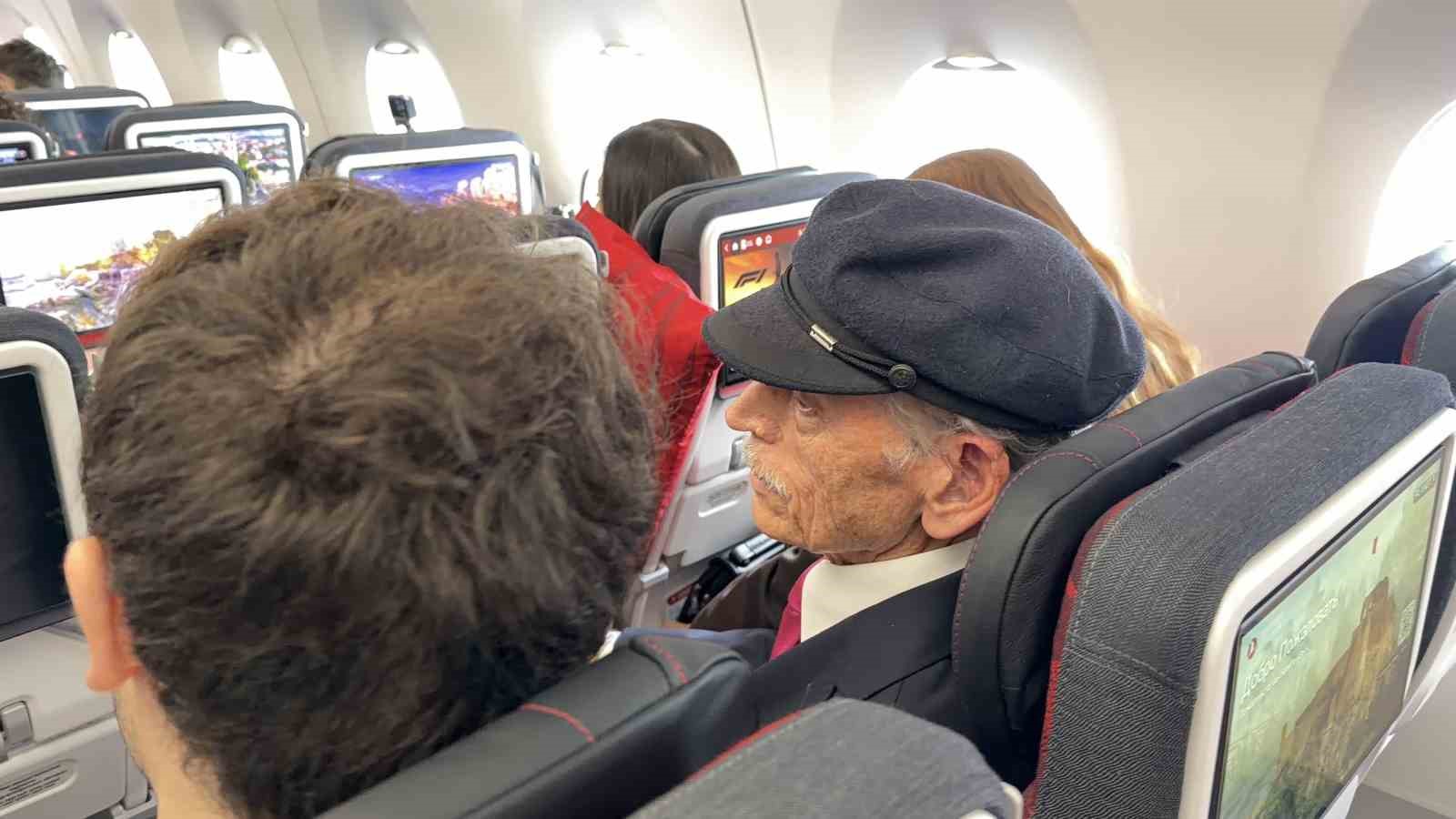 Türk Hava Yolları 100 bin çalışanının fotoğrafıyla giydirdiği 500. uçağını tanıttı
