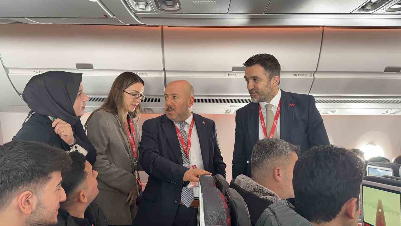 Türk Hava Yolları 100 bin çalışanının fotoğrafıyla giydirdiği 500. uçağını tanıttı
