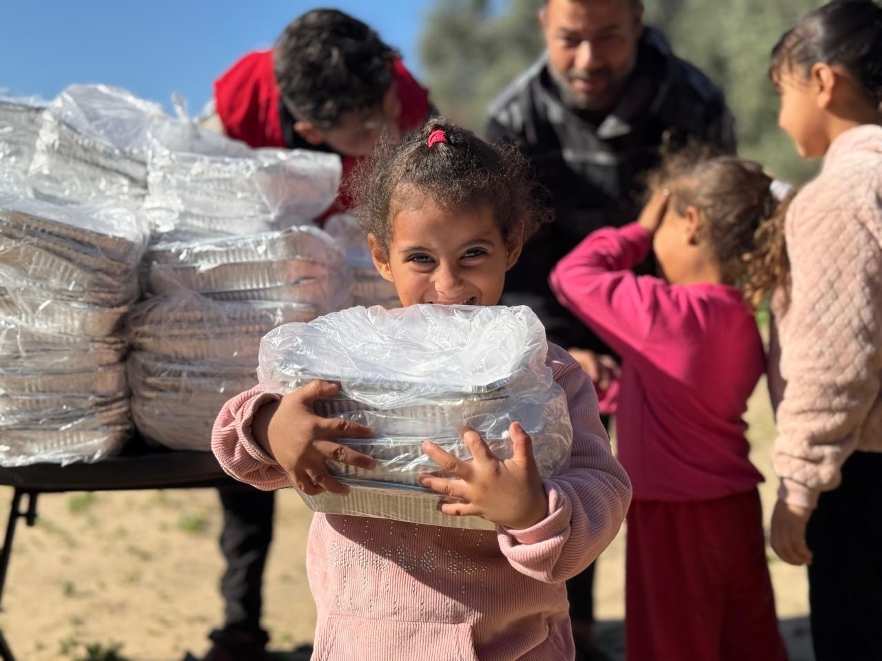 Türk Kızılay, Gazze’de kışlık destek ve sıcak yemek yardımlarını sürdürüyor
