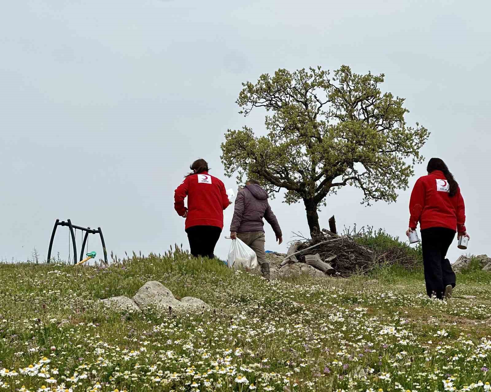 Türk Kızılay Manisa, 3 mahallede gıda kolisi dağıttı
