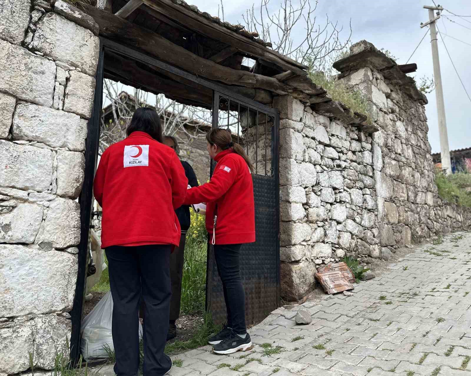 Türk Kızılay Manisa, 3 mahallede gıda kolisi dağıttı
