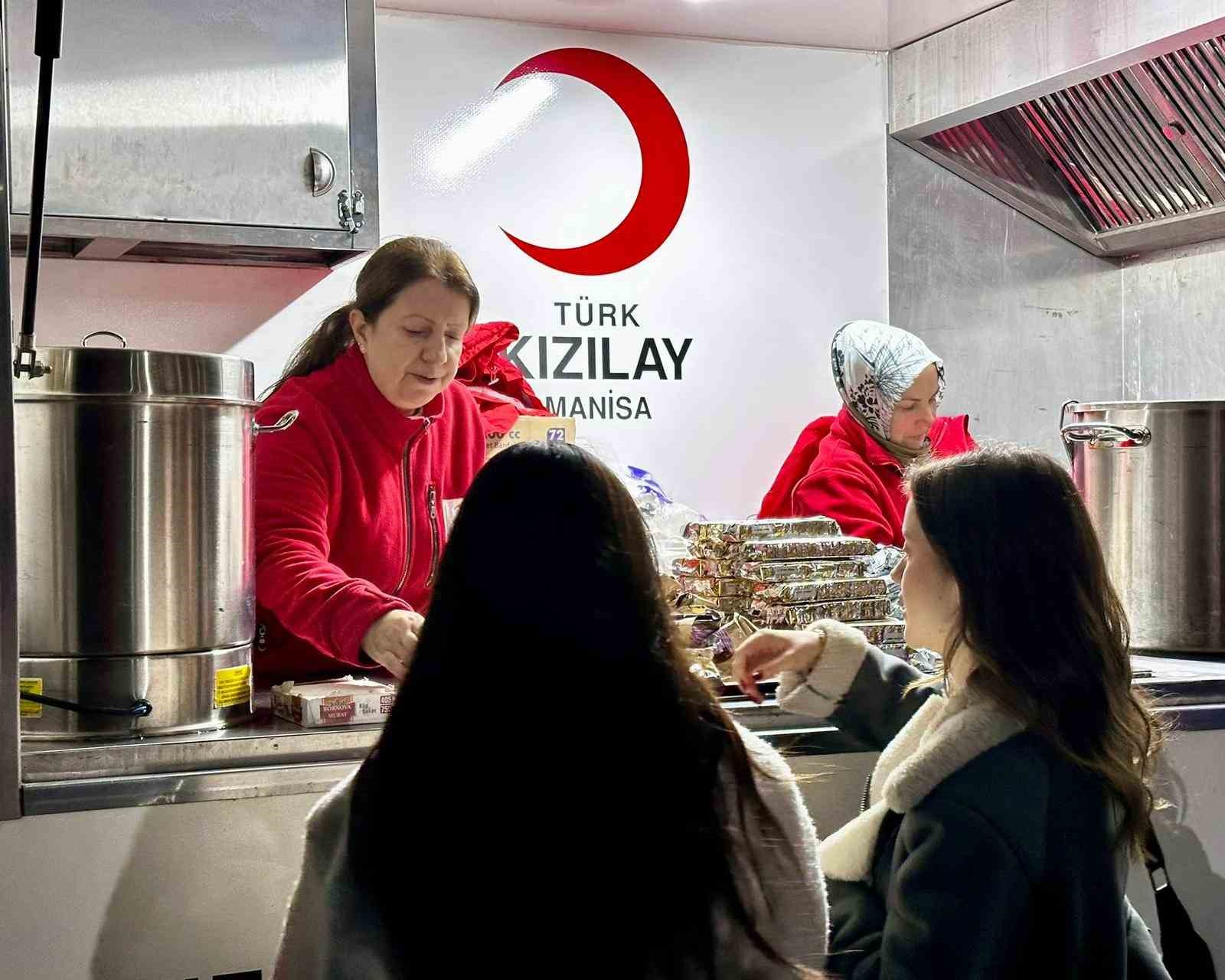 Türk Kızılay Manisa’dan öğrencilere 5 bin kişilik ikramlık
