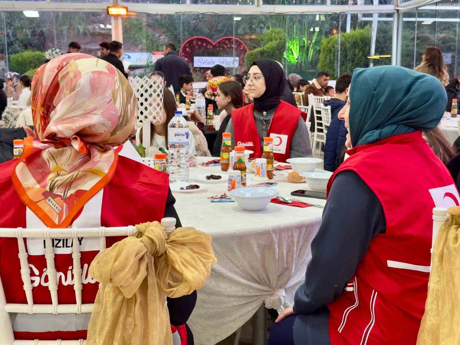 Türk Kızılay Manisa’dan, yetimler için özel iftar
