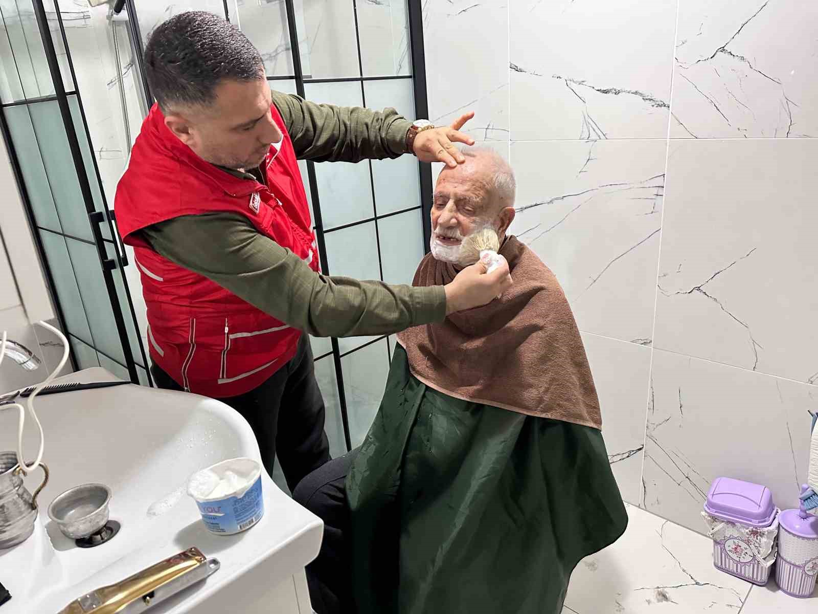 Türk Kızılay Muradiye Şube başkanından yaşlılara kuaför hizmeti
