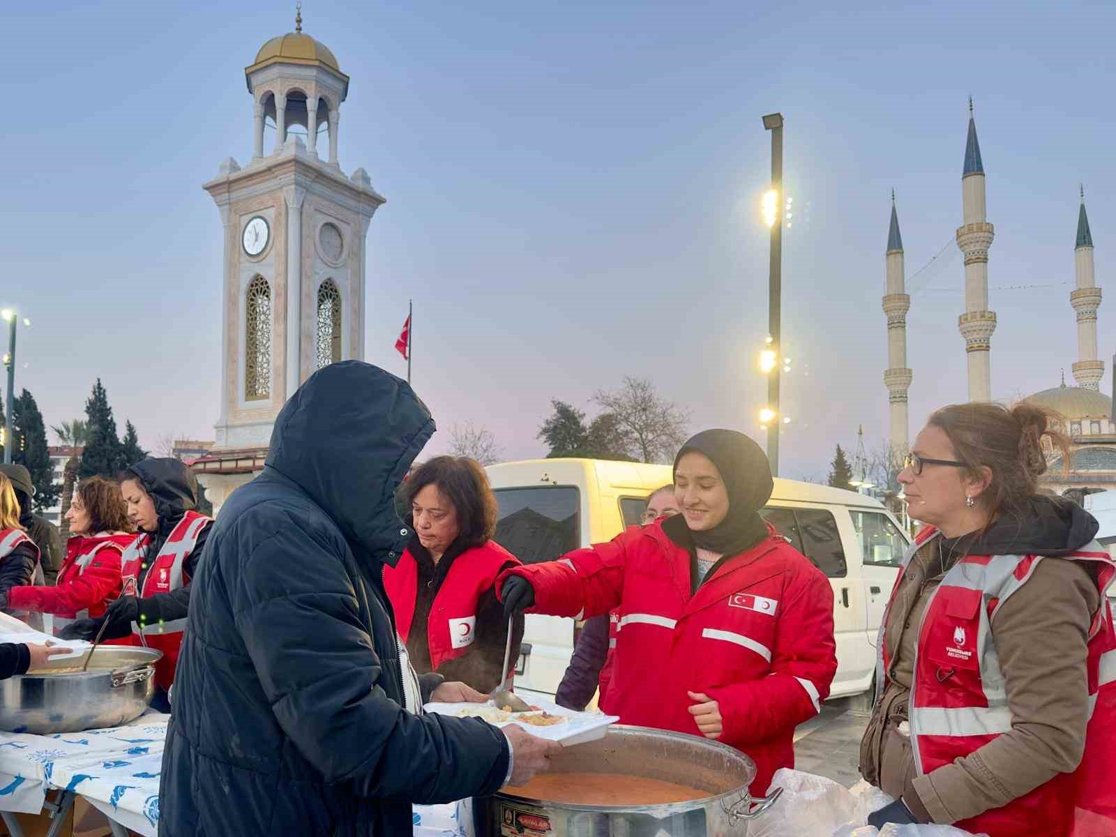 Türk Kızılay ve Yunusemre Belediyesi’nden 1000 kişilik iftar
