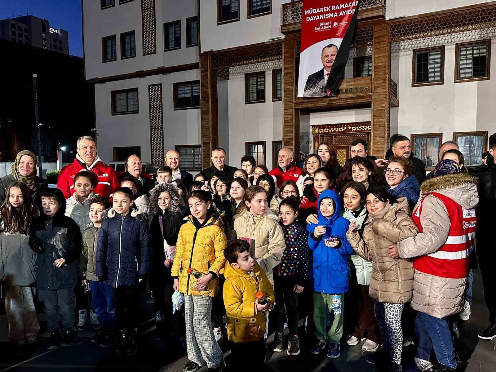 Türk Kızılay ve Yunusemre Belediyesi’nden 1000 kişilik iftar
