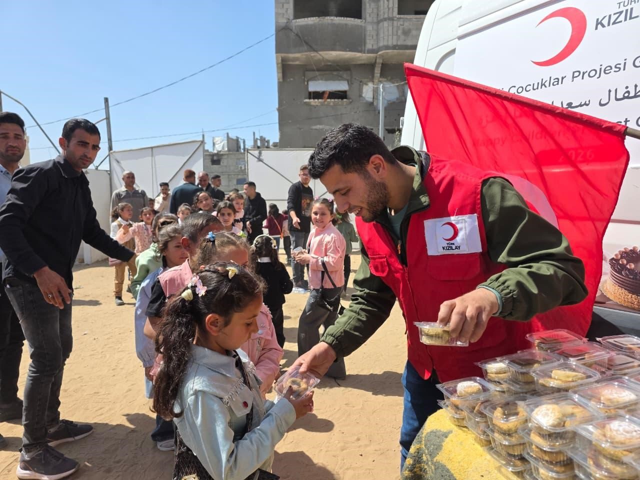 Türk Kızılay’dan çocuklara şekerleme ve tatlı ikramı
