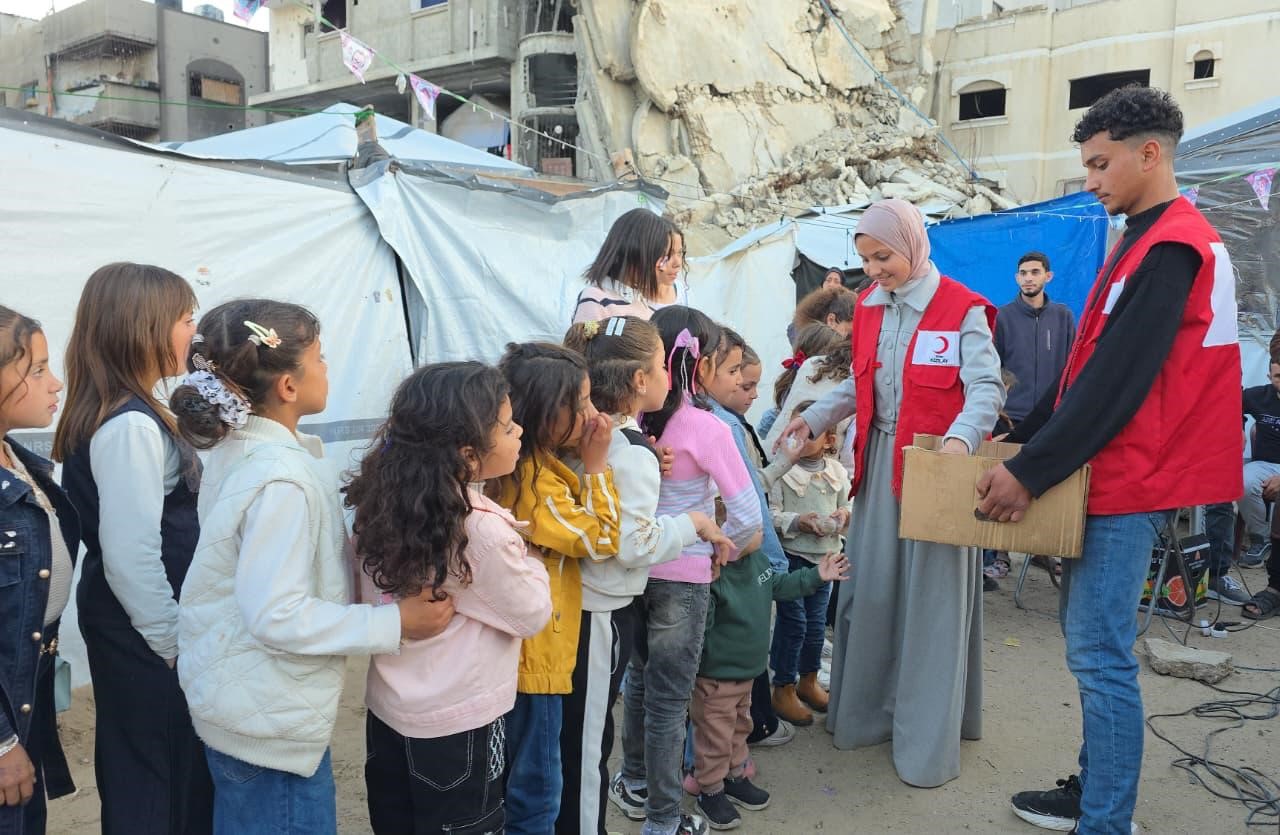Türk Kızılay’dan çocuklara şekerleme ve tatlı ikramı

