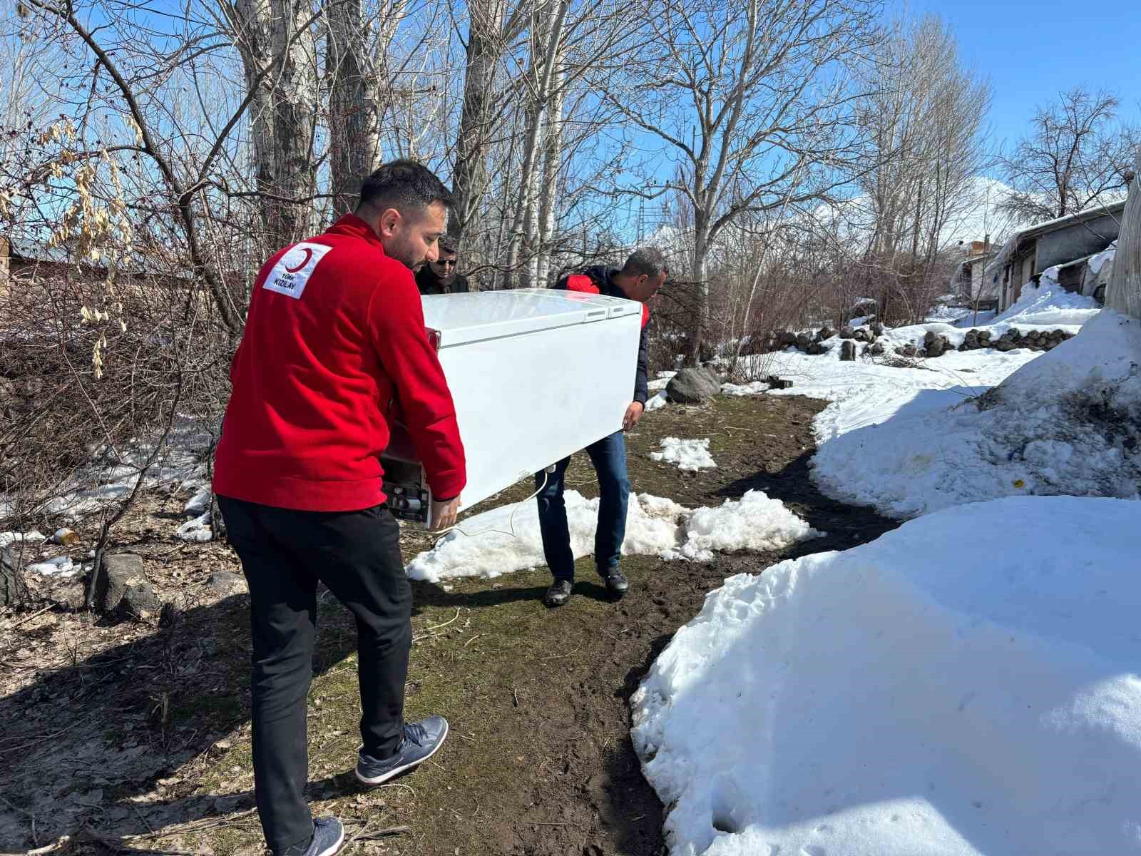 Türk Kızılayı Muradiye gönüllüleri, yalnız yaşayan yaşlı bir vatandaşa buzdolabı desteğinde bulundu
