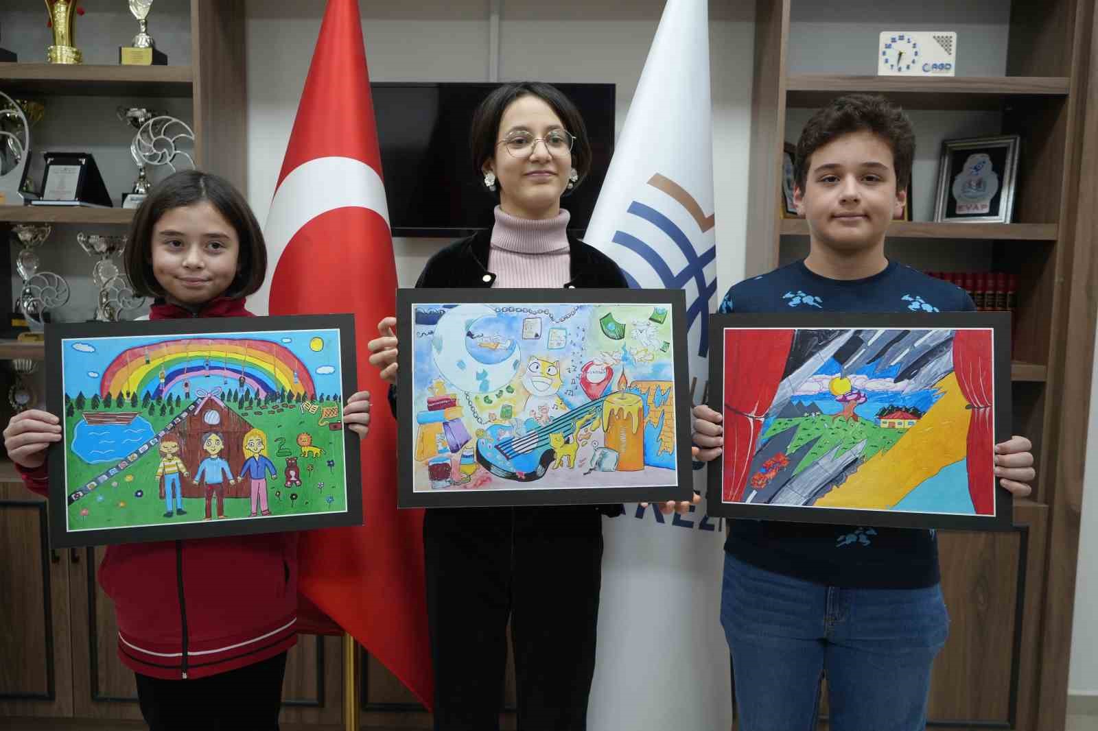 Türk öğrencilerden küresel sanat başarısı: Samsunlu öğrenciler ABD’de 5 dünya derecesi kazandı
Türk öğrencilerden küresel sanat başarısı: Samsunlu öğrenciler ABD’de 5 dünya derecesi kazandı