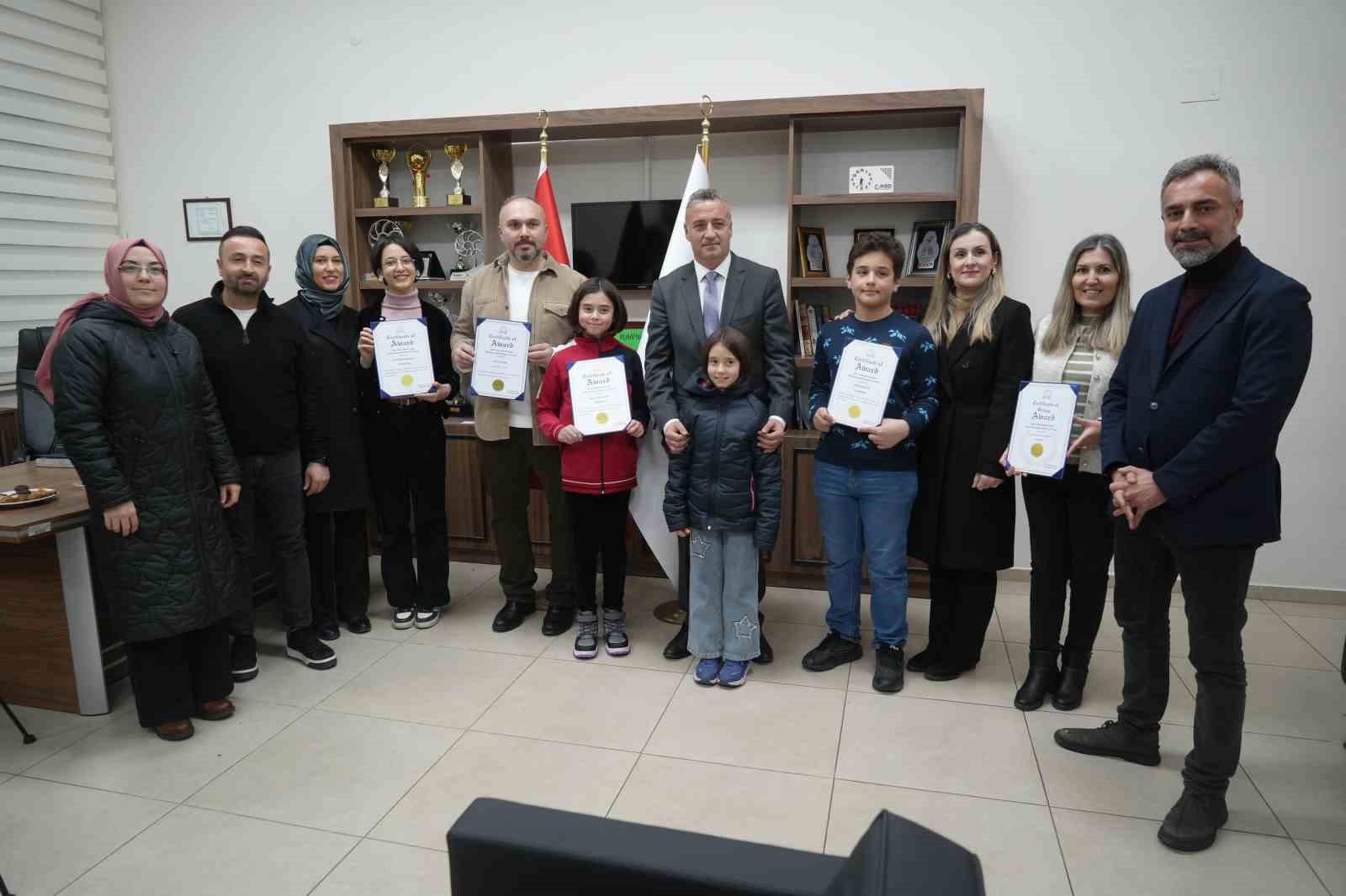 Türk öğrencilerden küresel sanat başarısı: Samsunlu öğrenciler ABD’de 5 dünya derecesi kazandı
Türk öğrencilerden küresel sanat başarısı: Samsunlu öğrenciler ABD’de 5 dünya derecesi kazandı