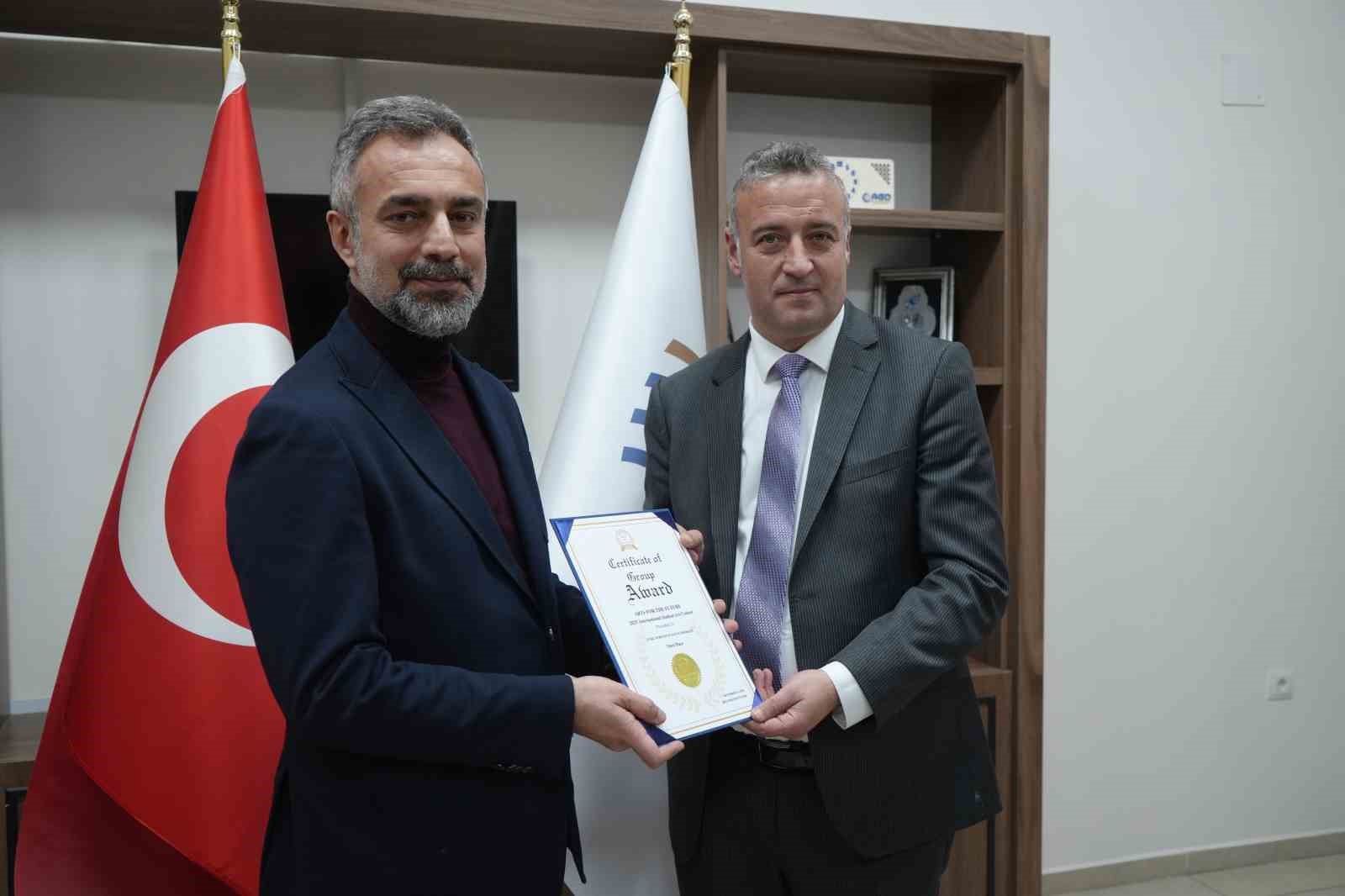 Türk öğrencilerden küresel sanat başarısı: Samsunlu öğrenciler ABD’de 5 dünya derecesi kazandı
Türk öğrencilerden küresel sanat başarısı: Samsunlu öğrenciler ABD’de 5 dünya derecesi kazandı