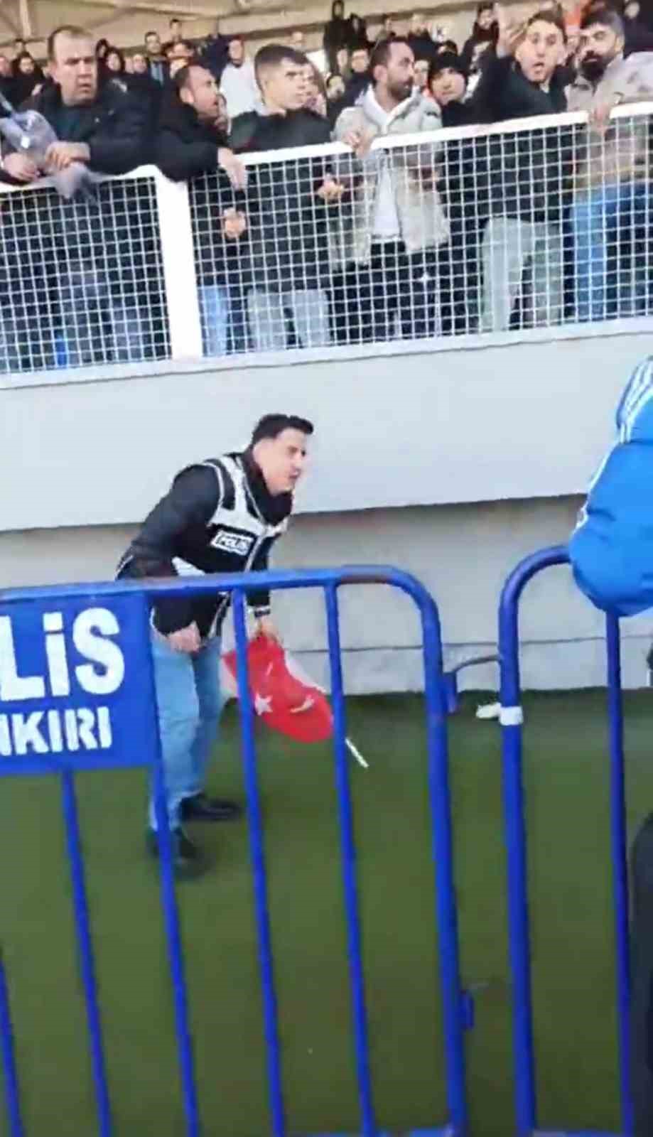 Türk polisinin bayrak sevdası: Tartışma sırasında düşen bayrağı kaldırdı
