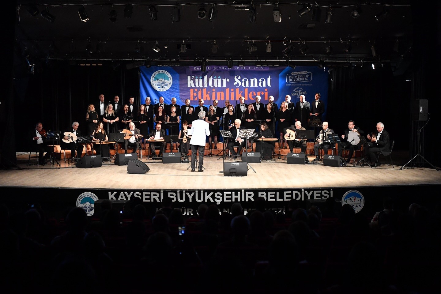 Türk Sanat Müziği konseri Kayserililerden büyük ilgi gördü
Türk Sanat Müziği konseri Kayserililerden büyük ilgi gördü