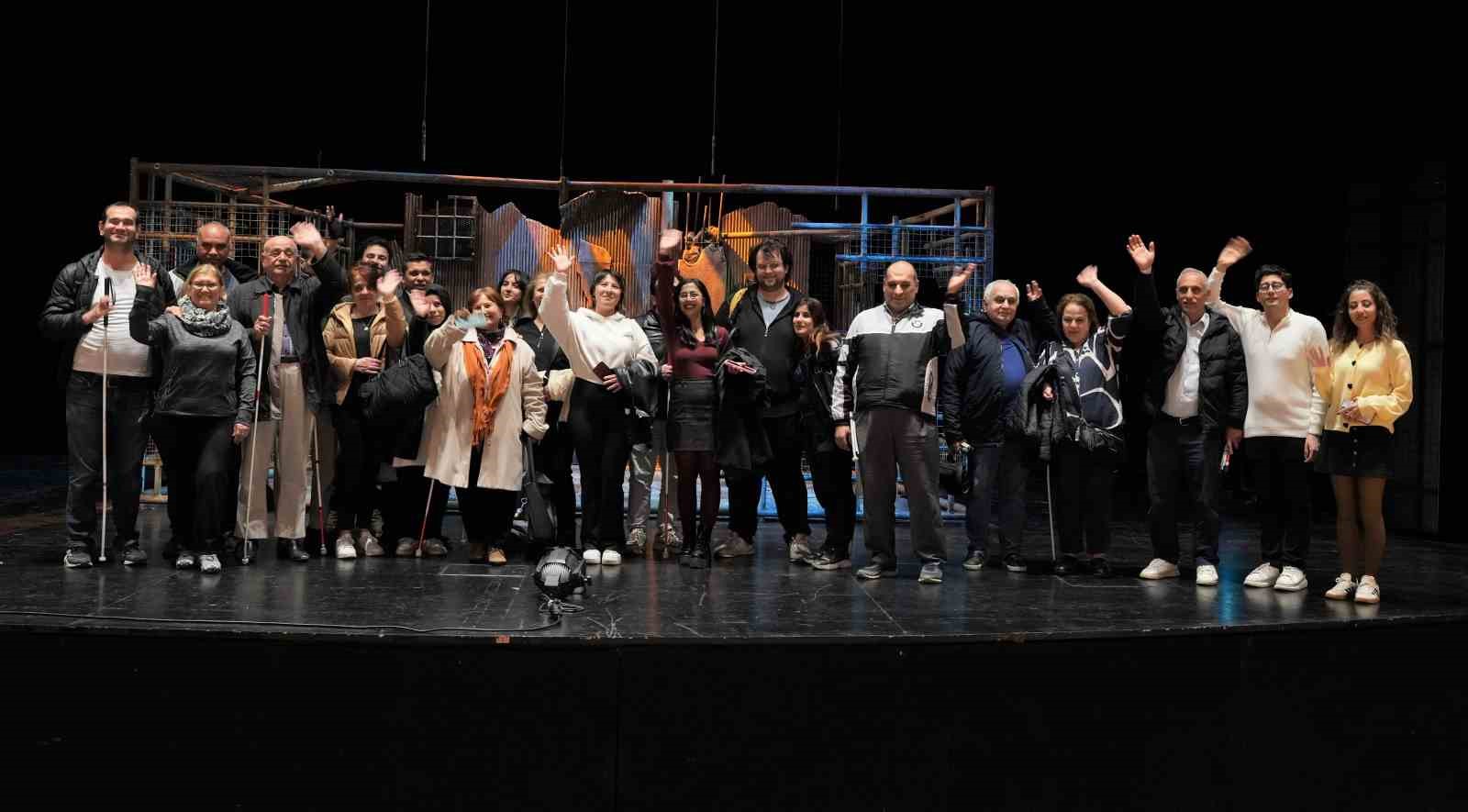 Türk Telekom, ’Erişilebilir Tiyatro’ projesi kapsamında ’Ebedi Barış’ oyununu erişilebilir kıldı
