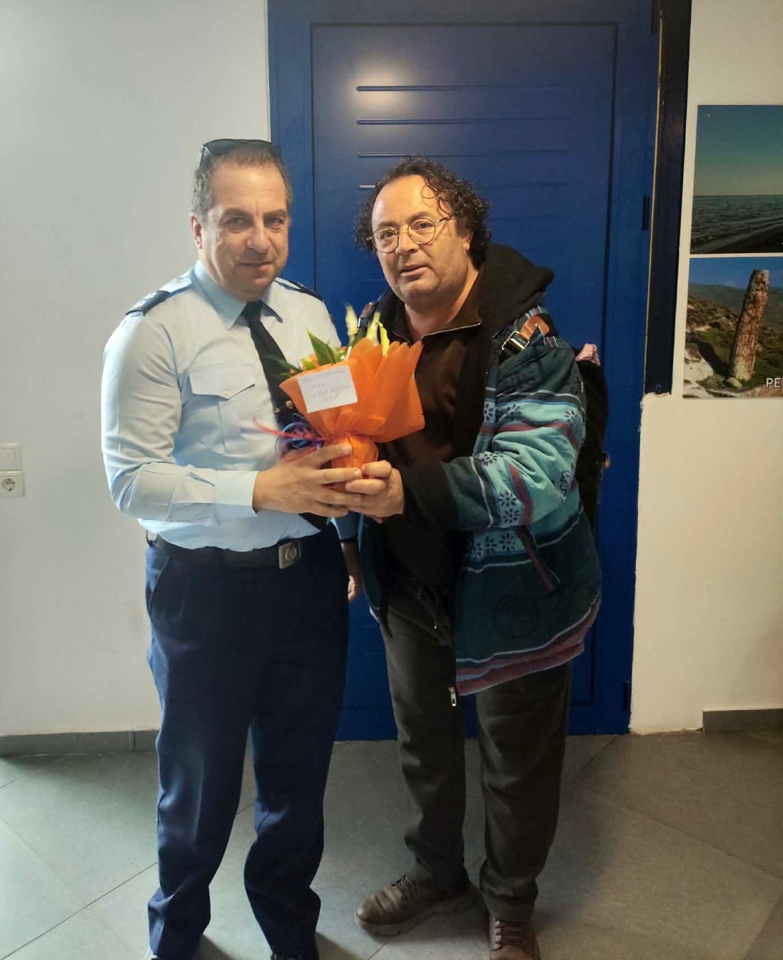 Türk turistlerden Yunanlı komisere çiçekli teşekkür
