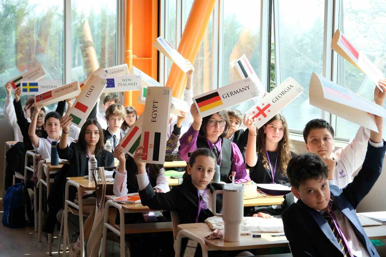 Türk ve Rus öğrenciler aynı masada
