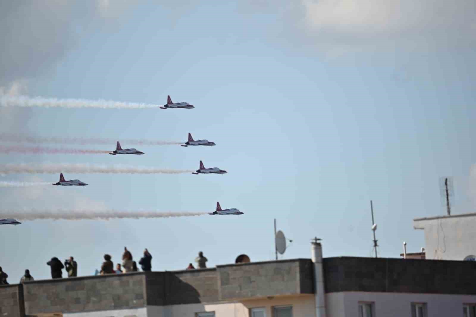 ‘Türk Yıldızları’ Çanakkale semalarında nefesleri kesti

