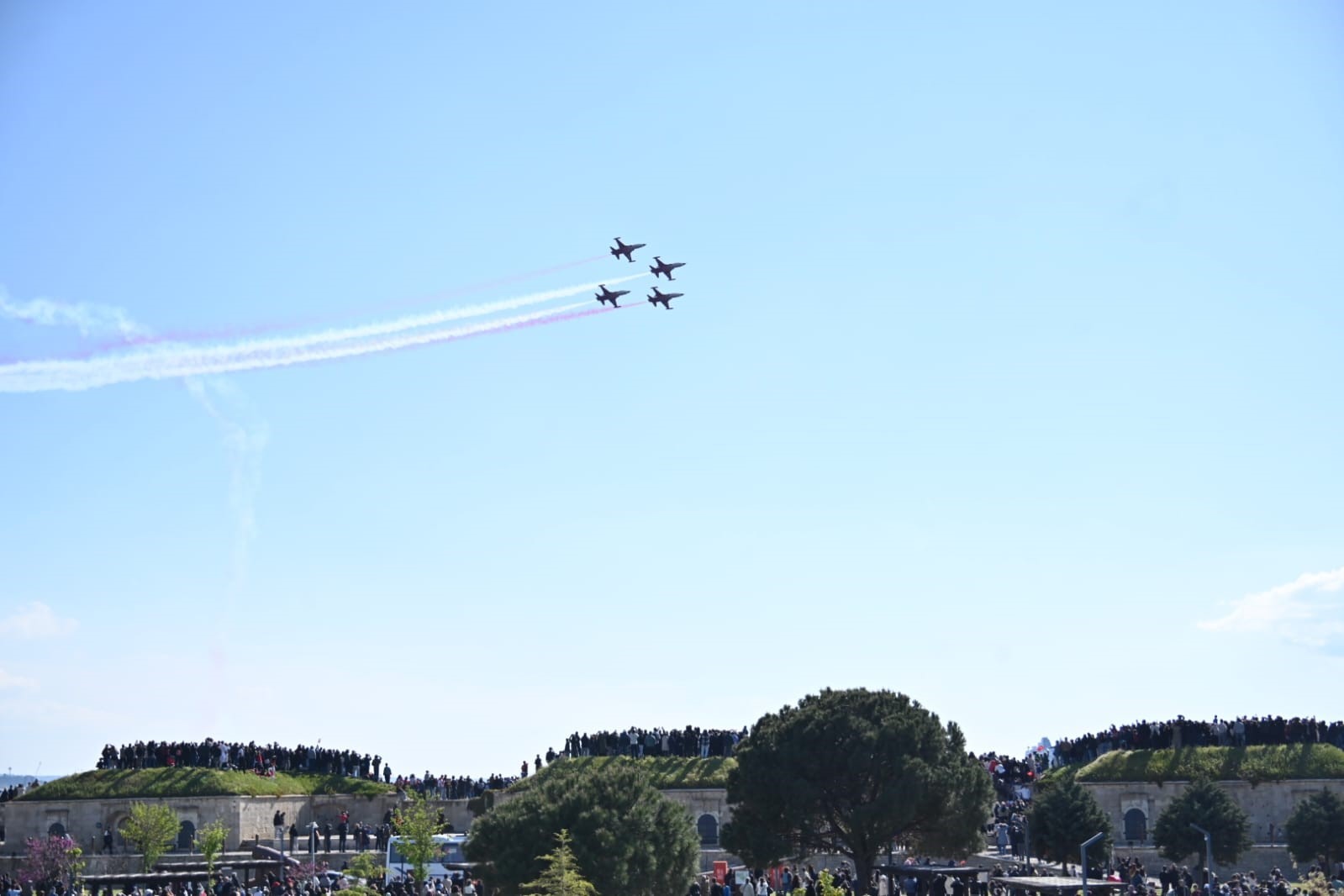 ‘Türk Yıldızları’ Çanakkale semalarında nefesleri kesti
