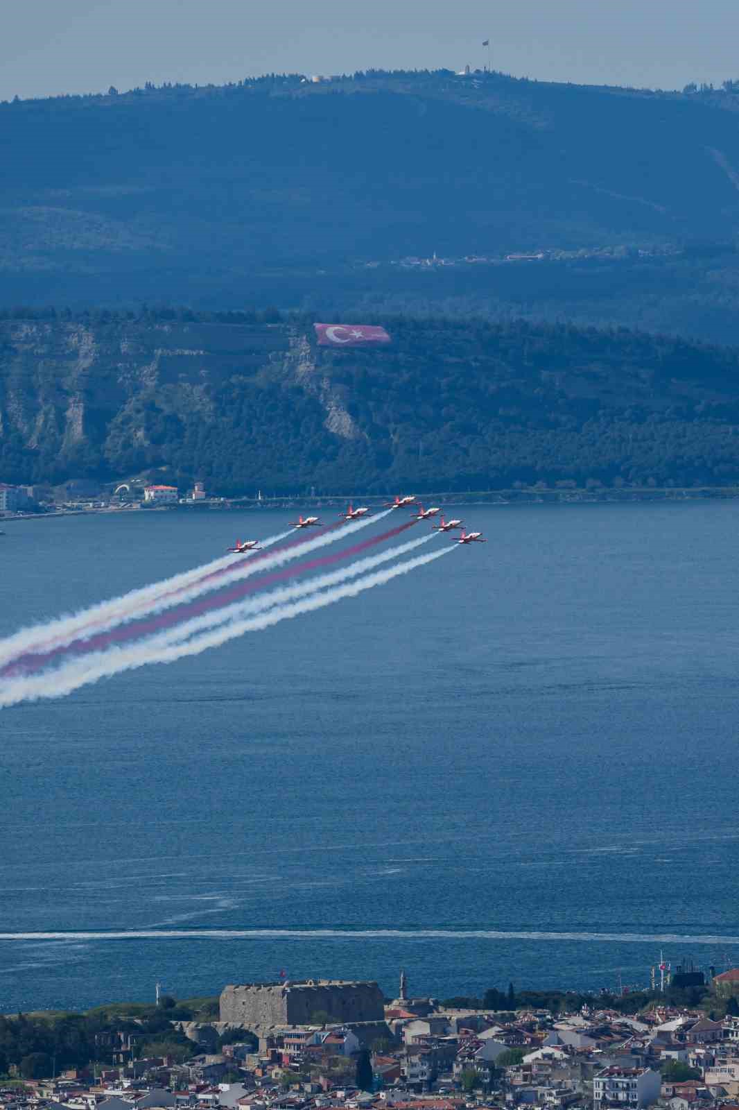 ‘Türk Yıldızları’ Çanakkale semalarında nefesleri kesti
