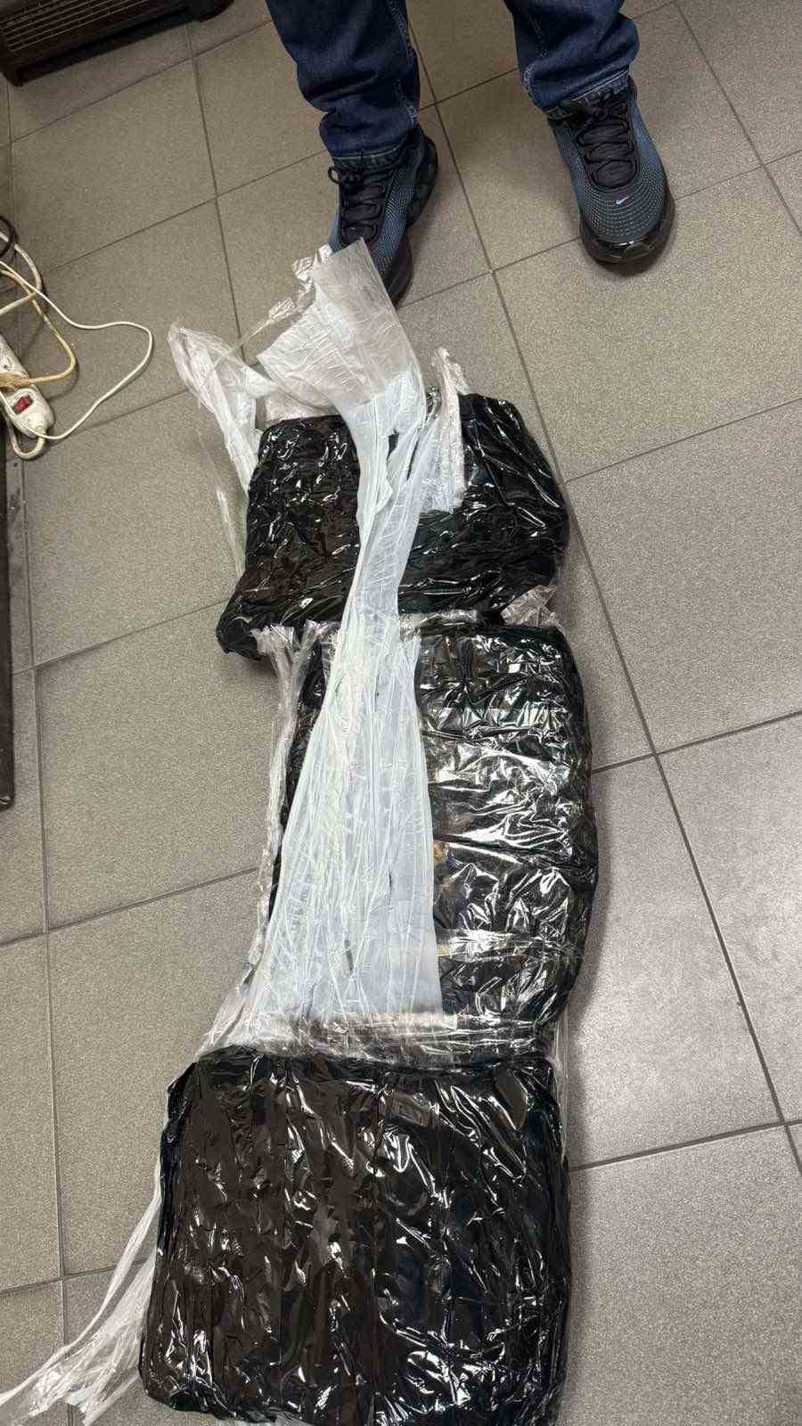 Türk yolcunun belinden 5 kilo 510 gram uyuşturucu çıktı
