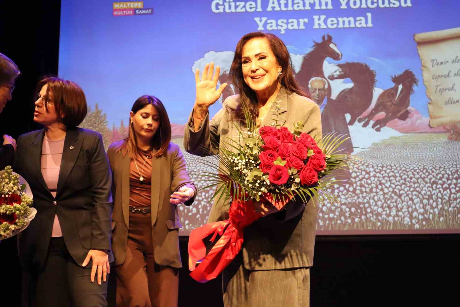 Türkan Şoray, Türk edebiyatının usta ismi Yaşar Kemal anma haftasında sevenleriyle buluştu
Türkan Şoray, Türk edebiyatının usta ismi Yaşar Kemal anma haftasında sevenleriyle buluştu