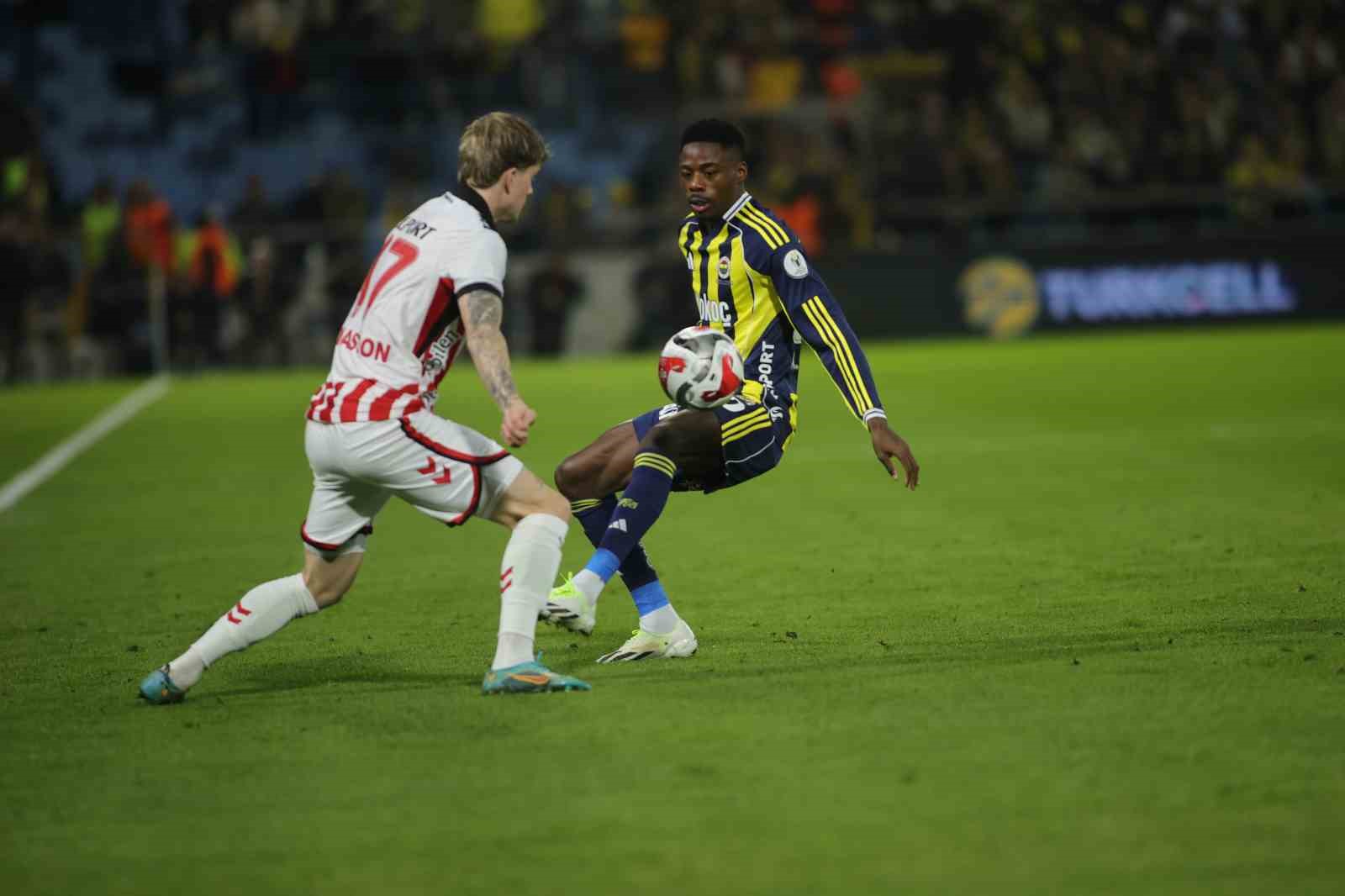 Turkcell Süper Kupa: Fenerbahçe: 1 - Samsunspor: 0 (Maç devam ediyor)
