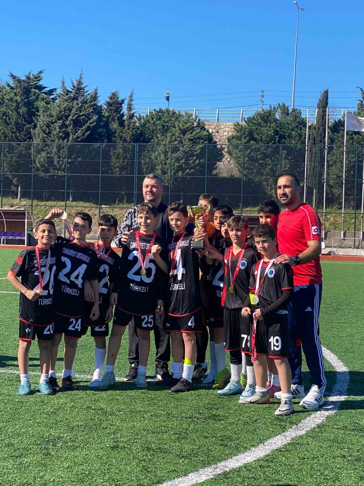 Türkeli Cumhuriyet Ortaokulu, il şampiyonu oldu
