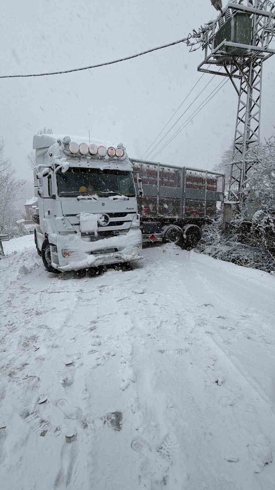 Türkeli’de doğalgaz tırı karda kaydı, yol ulaşıma kapandı

