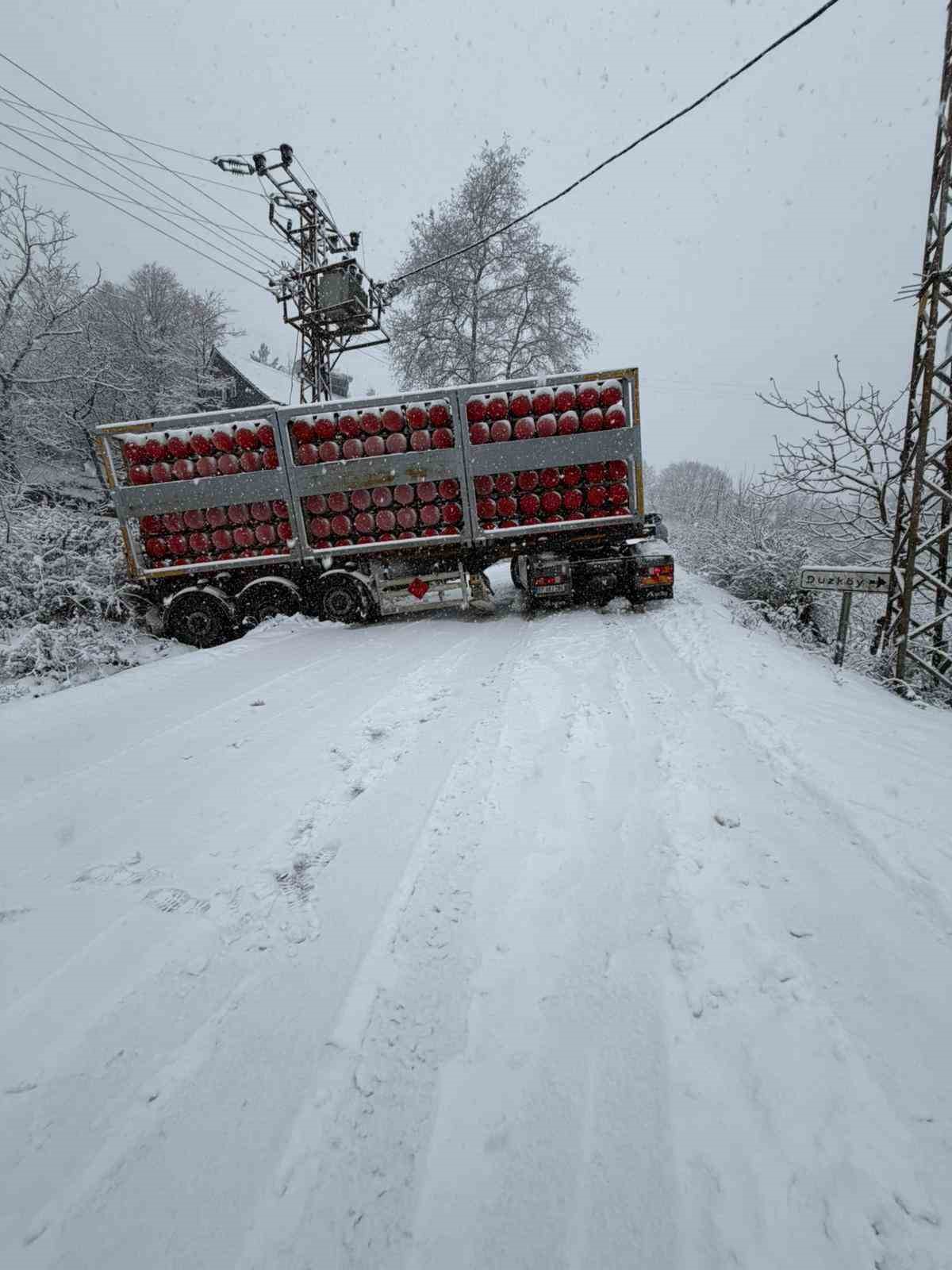 Türkeli’de doğalgaz tırı karda kaydı, yol ulaşıma kapandı
