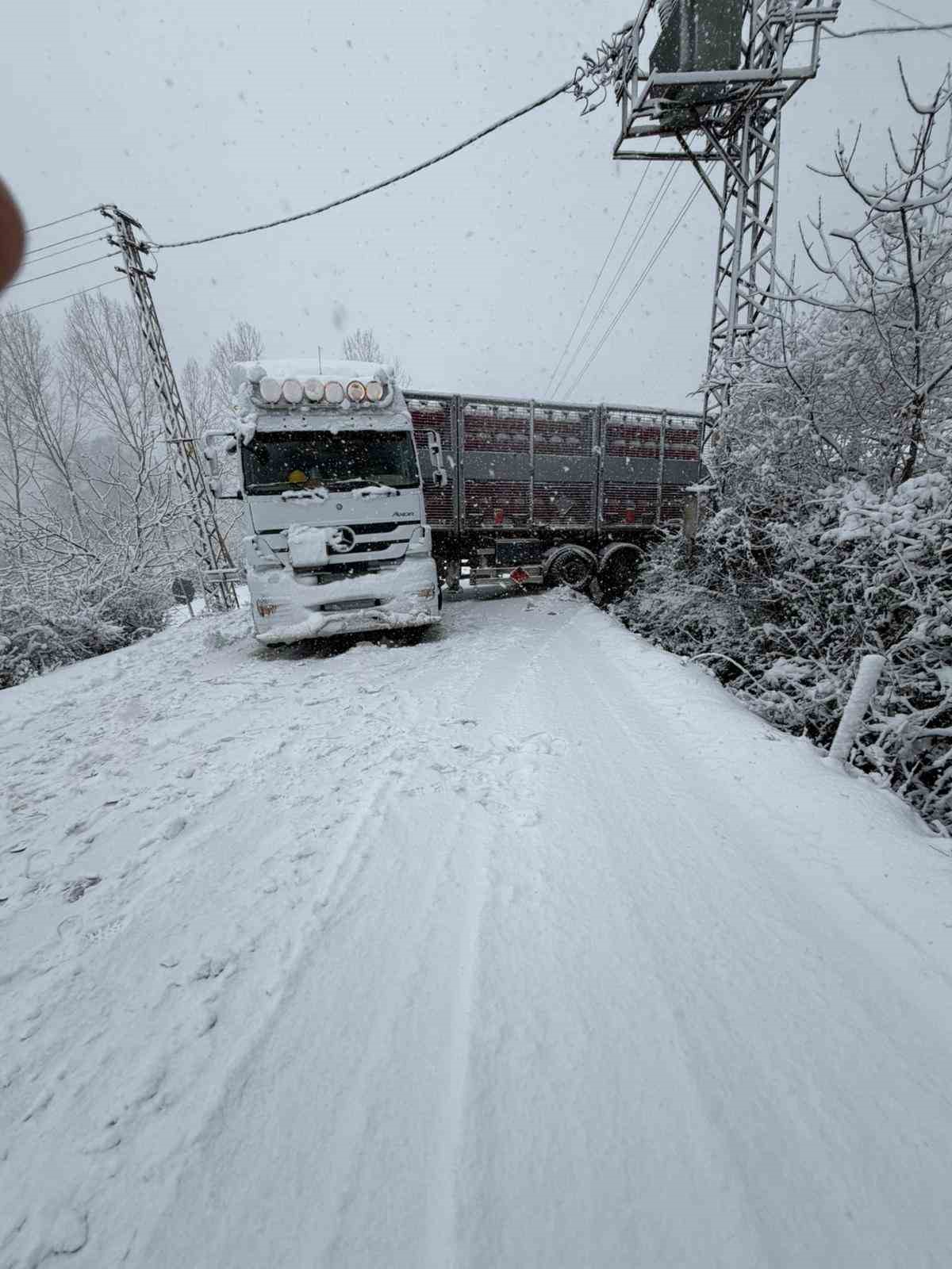 Türkeli’de doğalgaz tırı karda kaydı, yol ulaşıma kapandı
