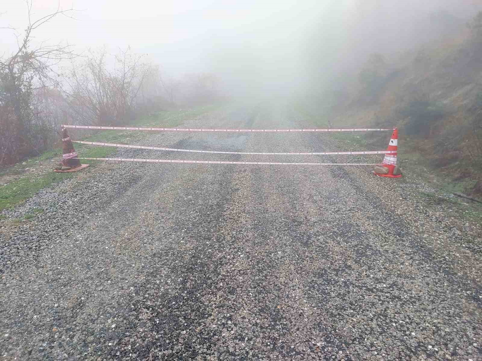 Türkeli’de heyelan nedeniyle köy yolu ulaşıma kapandı
