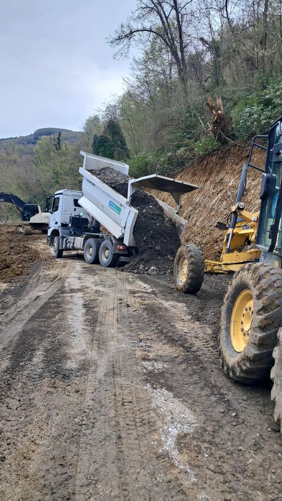 Türkeli’de heyelan sonrası köy yolu güvenli hale getirildi
