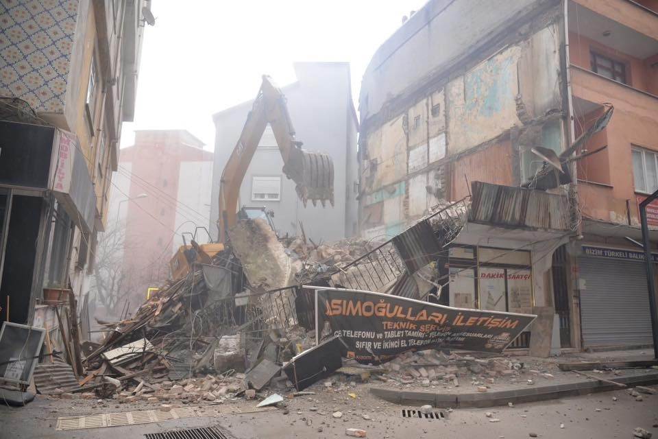 Türkeli’de metruk binalar yıkılıyor
