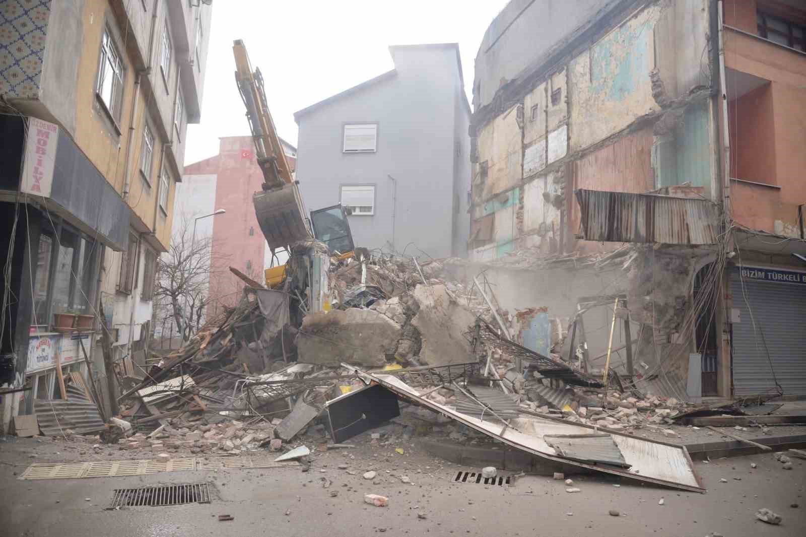 Türkeli’de metruk binalar yıkılıyor
