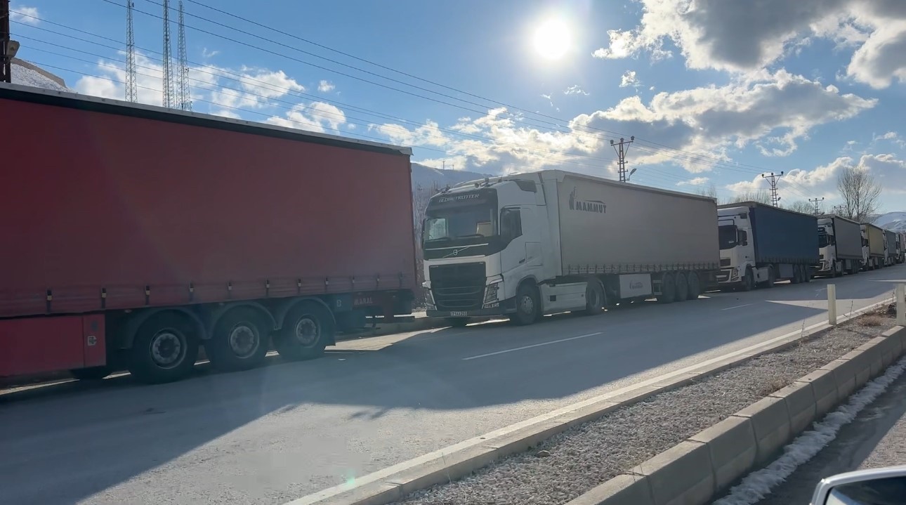 Türkiye-İran sınır kapısında 2 kilometrelik tır kuyruğu oluştu
