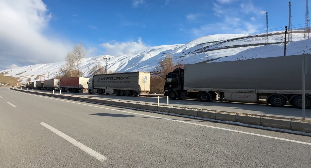 Türkiye-İran sınır kapısında 2 kilometrelik tır kuyruğu oluştu
