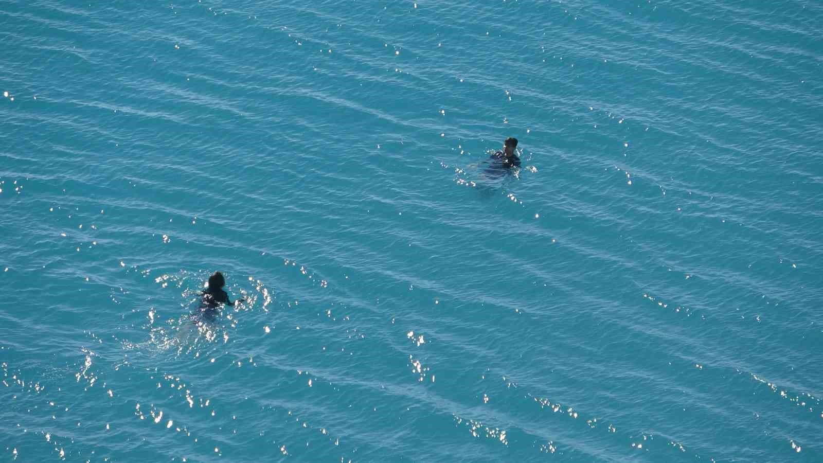 Türkiye kar tatilindeyken Antalya’da öğrenciler deniz keyfi yaptı
