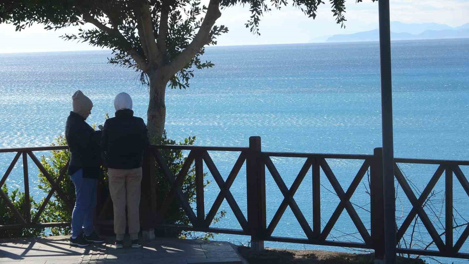 Türkiye kar tatilindeyken Antalya’da öğrenciler deniz keyfi yaptı
