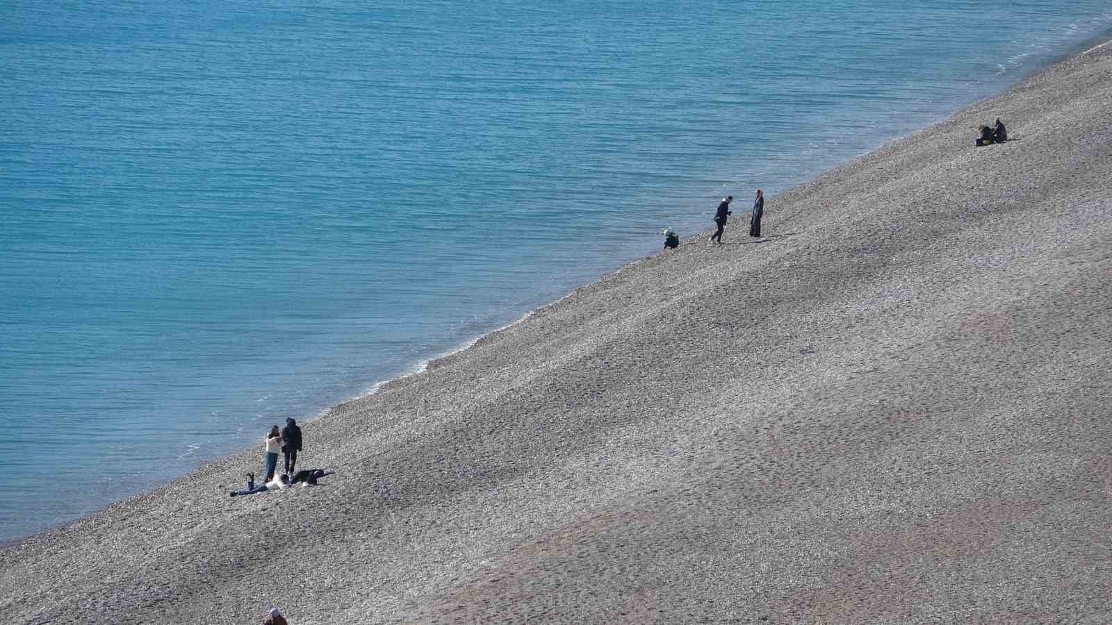 Türkiye kar tatilindeyken Antalya’da öğrenciler deniz keyfi yaptı
