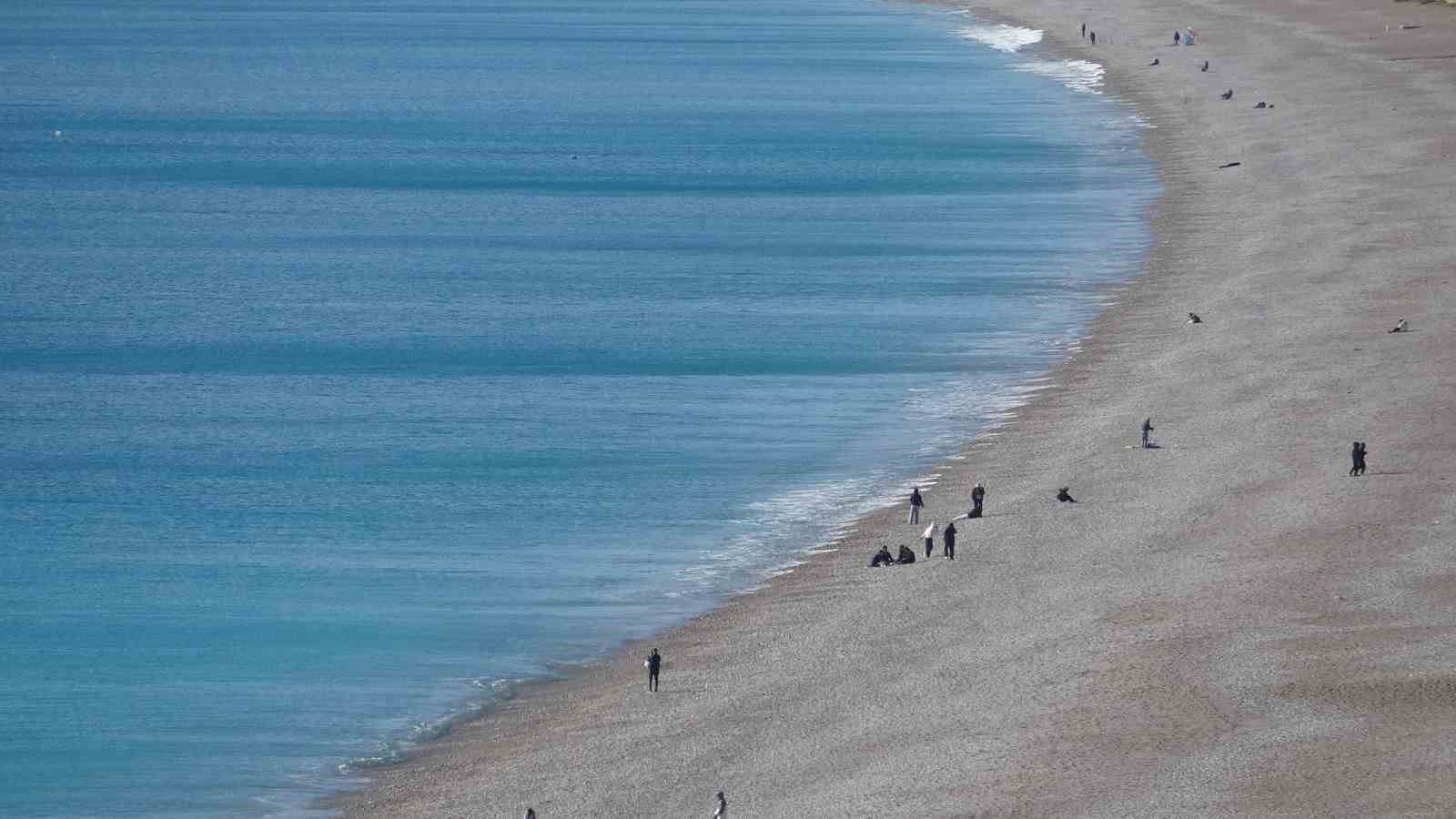 Türkiye kar tatilindeyken Antalya’da öğrenciler deniz keyfi yaptı
