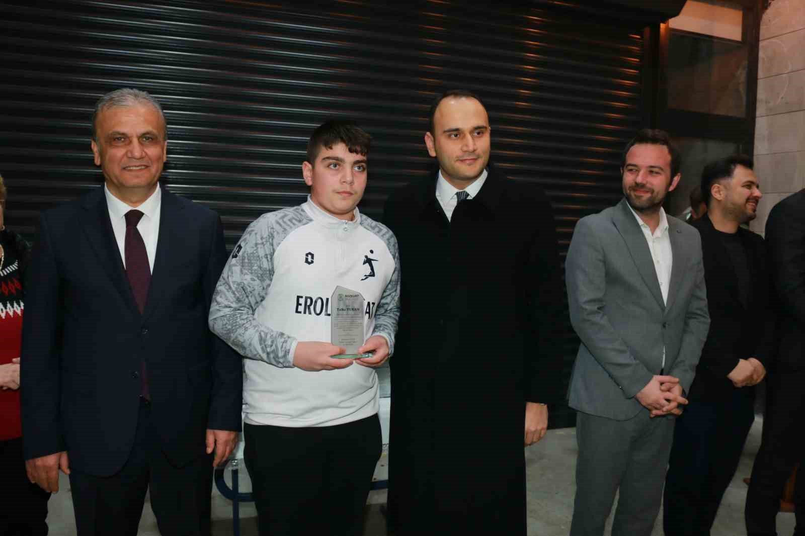 Türkiye şampiyonu olan öğrencilere coşkulu karşılama
